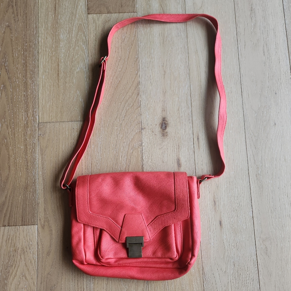 XHILIRATION | Coral colored cross body bag